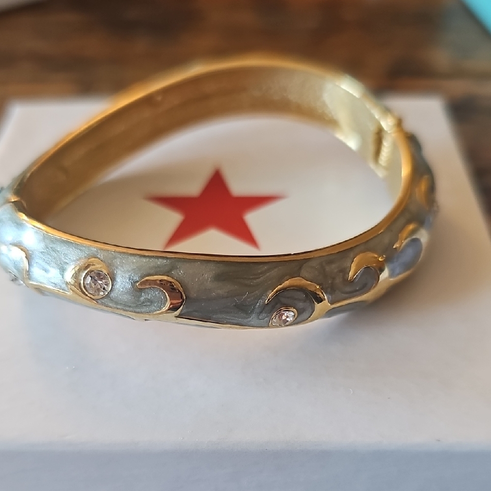 Elegant Gold and Green Wave Bracelet